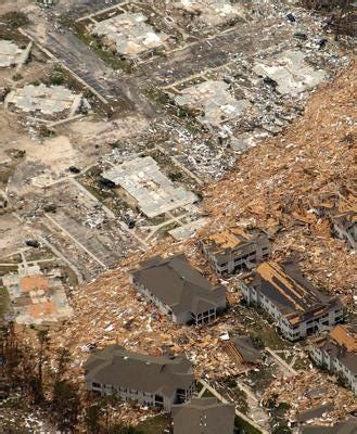 El Huracán Katrina: Destrucción Masivo en la Costa del Golfo y Una Lección Cruenta sobre la Desigualdad Social